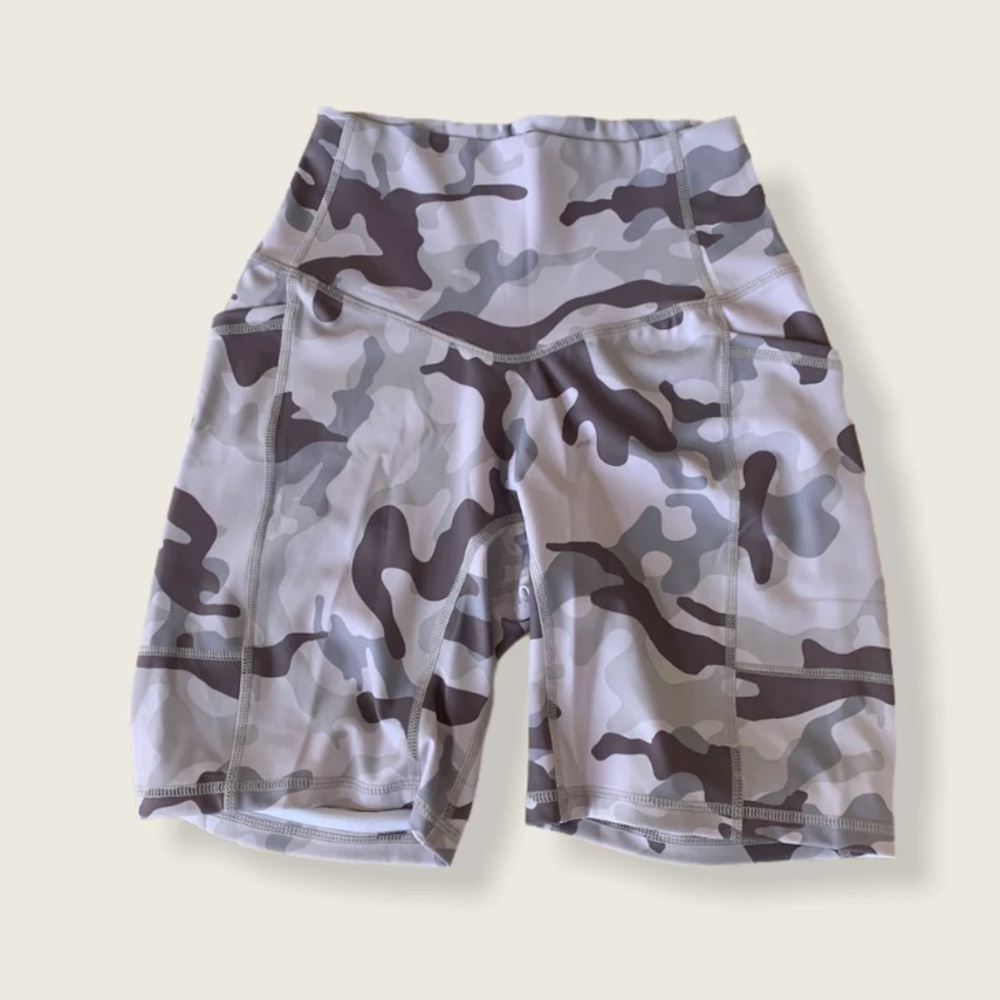 On The Move Biker Shorts - Glacier Camo